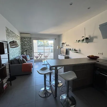 Sea View Walking Distance Old Town 아파트